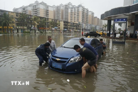 Cảnh ngập lụt sau những trận mưa lớn do ảnh hưởng của bão Mujigae tại tỉnh Quảng Đông ngày 4/10. (Ảnh: THX/TTXVN)