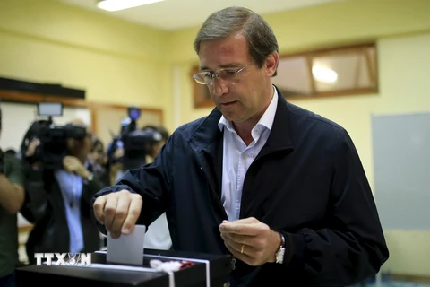 Thủ tướng Pedro Passos Coelho bỏ phiếu tại một địa điểm bầu cử ở Massama, ngoại ô Lisbon. (Ảnh: Reuters/TTXVN) 