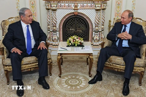 Tổng thống Nga Vladimir Putin (phải) và Thủ tướng Israel Benjamin Netanyahu (trái) tại cuộc gặp ở Moskva ngày 21/9 vừa qua. (Ảnh: AFP/TTXVN)