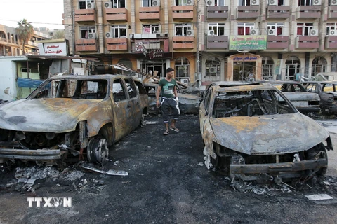 Hiện trường vụ đánh bom ở trung tâm thủ đô Baghdad của Iraq. (Ảnh: Reuters/TTXVN)