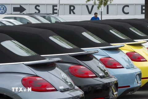 Xe Volkswagen Beatle bày bán tại đại lý ở Woodbridge, bang Virginia, Mỹ ngày 29/9 vừa qua. (Ảnh: AFP/TTXVN)