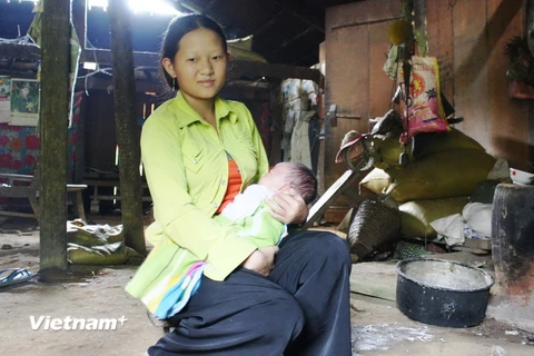 Thiếu nữ chưa đến tuổi thành niên nhưng đã có gia đình và đã sinh con ở huyện Mường Lát. (Ảnh: Duy Hưng/Vietnam+)