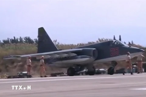 Máy bay chiến đấu Su-25 của Không quân Nga đậu trên đường băng tại căn cứ không quân Heymim ngày 5/10. (Ảnh: Reuters/TTXVN)