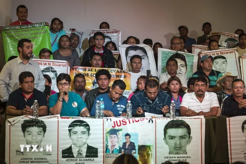 Người thân của 43 sinh viên mất tích tại một cuộc họp báo của các chuyên gia IACHR về tiến trình điều tra vụ án ở thủ đô Mexico City ngày 6/9 vừa qua. (Ảnh: AFP/TTXVN)