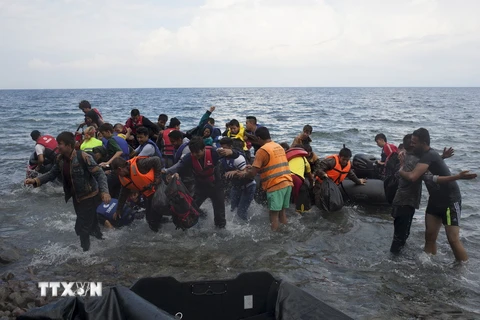 Người tị nạn Syria tới đảo Lesbos, Hy Lạp sau cuộc hành trình vượt biển Aegean từ Thổ Nhĩ Kỳ ngày 28/9 vừa qua. (Ảnh: Reuter/TTXVN)
