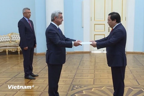 Đại sứ Việt Nam tại Liên bang Nga Nguyễn Thanh Sơn đã trình Quốc thư lên Tổng thống Cộng hòa Armenia Serzh Sargsyan. (Ảnh: Thành Phương/Vietnam+)