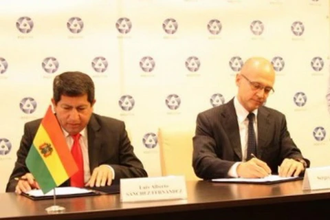Tổng giám đốc Rosatom Sergey Kirienko và Bộ trưởng Khí đốt và Năng lượng của Bolivia Luis Alberto Sanchez ký thỏa thuận. (Nguồn: world-nuclear-news.org)