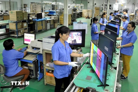 Kiểm tra tivi LCD trước khi xuất xưởng tại nhà máy của Công ty Cổ phần Viettronics Tân Bình, Thành phố Hồ Chí Minh. (Ảnh: An Hiếu/TTXVN)