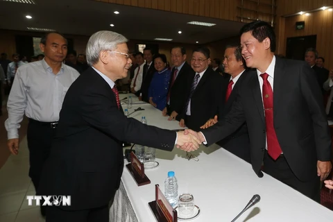 Tổng Bí thư Nguyễn Phú Trọng với các đại biểu doanh nhân. (Ảnh: Trí Dũng/TTXVN)