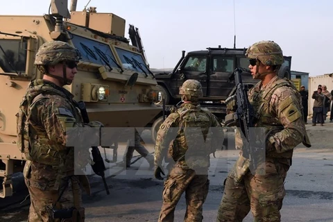 Binh sỹ Mỹ gác tại hiện trường một vụ nổ bom ở Kabul. (Ảnh: AFP/TTXVN)