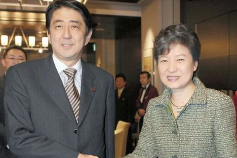 Tổng thống Hàn Quốc Park Geun-hye và Thủ tướng Nhật Bản Shinzo Abe. (Nguồn: AFP) 