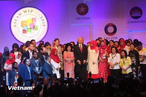 Thủ tướng Malaysia Najib Razak chụp ảnh cùng các trưởng đoàn các nước tham dự Hội nghị. (Ảnh: Kim Dung-Chí Giáp/Vietnam+)