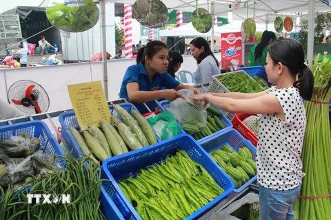 Người dân mua sắm tại phiên chợ nông sản an toàn. (Ảnh: Dương Chí Tưởng/TTXVN)