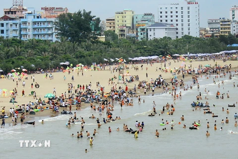 Bãi biển Sầm Sơn, một trong nhũng điểm thu hút đông khách du lịch. (Ảnh: Quang Quyết/TTXVN)