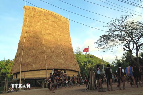 Những nhịp cồng chiêng cùng điệu xoang uyển chuyển dưới những ngôi nhà rông truyền thống đang mang lại tiềm năng du lịch lớn cho người dân ở Kon Tum. (Ảnh: Quang Thái/TTXVN)