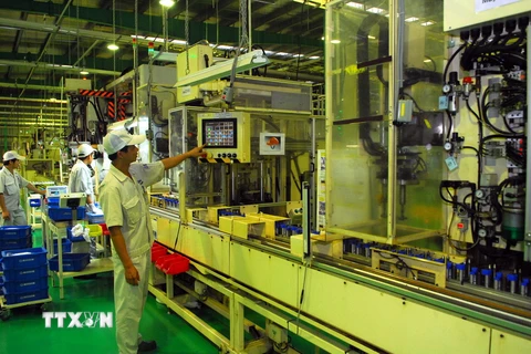 Dây chuyền sản xuất phụ kiện ôtô, xe máy phục vụ thị trường nội địa và xuất khẩu tại Công ty Nissin Manufacturing Việt Nam (100% vốn đầu tư của Nhật Bản) tại Khu Công nghiệp Lương Sơn, Hòa Bình. (Ảnh: Danh Lam/TTXVN)