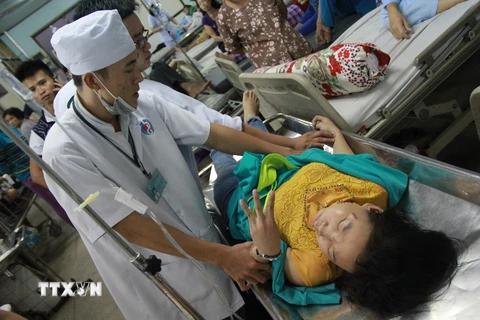 Công nhân Giày Vĩnh Nghĩa đang cấp cứu tại Bệnh viện đa khoa Bình Dương. (Ảnh: Dương Chí Tưởng/TTXVN)