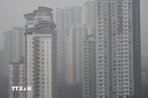 Khói mù bao phủ thủ đô Kuala Lumpur ngày 19/10 vừa qua. (Ảnh: AFP/TTXVN)