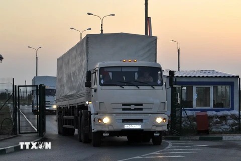 Xe chở hàng cứu trợ của Nga qua trạm kiểm soát hải quan Izvarino của Ukraine ngày 13/9 vừa qua. (Ảnh: AFP/TTXVN)