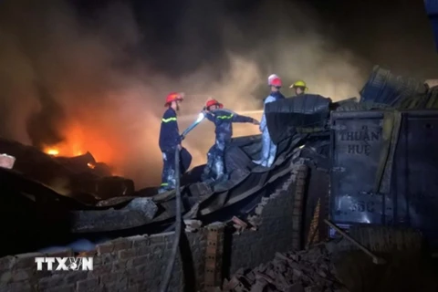 Lực lượng phòng cháy chữa cháy tiến hành khống chế đám cháy tại Công ty TNHH Thương Mại và xây dựng Đông Bắc, Thanh Hóa hôm 14/10 vừa qua. (Ảnh: Trịnh Duy Hưng/TTXVN)