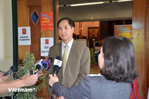 Ông Henry Đặng, phụ trách công tác đối ngoại của UGVF, trả lời phỏng vấn báo chí. (Ảnh: Bích Hà/Vietnam+)