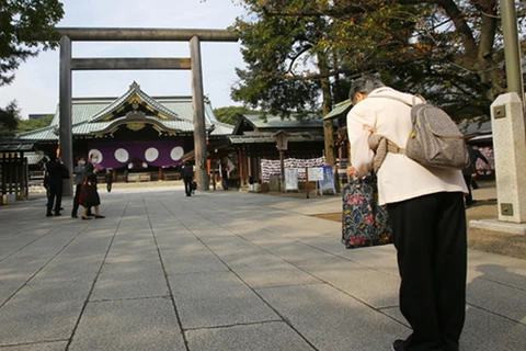 Một bà già cúi chào khi đến ngôi đền chính trong lễ hội mùa Thu kéo dài 4 ngày hàng năm trong khuôn viên của đền Yasukuni ở Tokyo, ngày 20/10 vừa qua. (Nguồn: .thejakartapost.com)