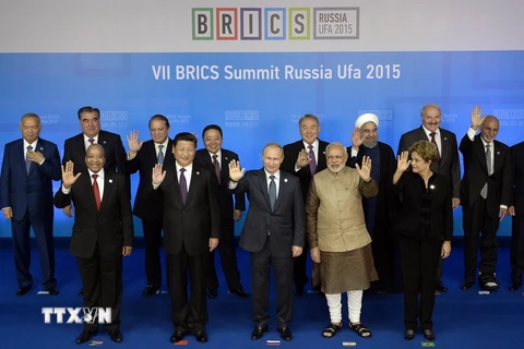 Các nhà lãnh đạo chụp ảnh chung tại Hội nghị BRICS. (Ảnh: AFP/TTXVN)
