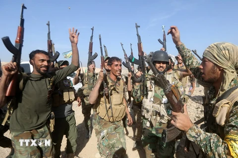 Lực lượng tự vệ người Shiite chiến đấu cùng quân đội Iraq trong chiến dịch chống IS ở Baiji, cách Baghdad khoảng 200km về phía Bắc. (Ảnh: AFP/TTXVN)