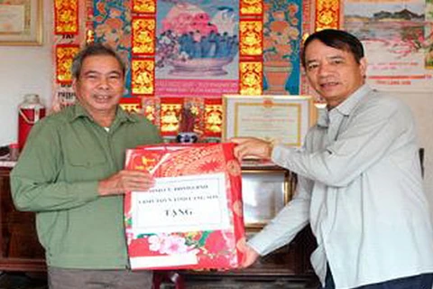 Ông Nguyễn Văn Thanh, Phó Bí thư Tỉnh ủy thăm và tặng quà gia đình thương binh hạng 4/4 kháng chiến chống Pháp. (Nguồn: langson.gov.vn)