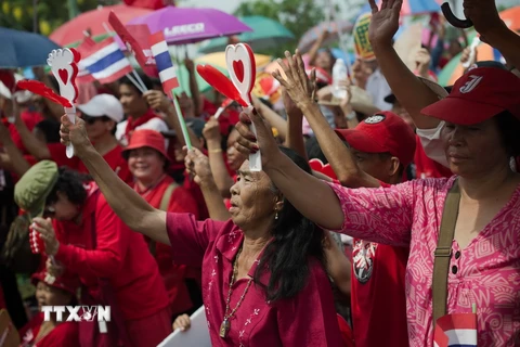 Một cuộc tuần hành của phe Áo Đỏ ở ngoại ô thủ đô Bangkok. (Ảnh: AFP/TTXVN)