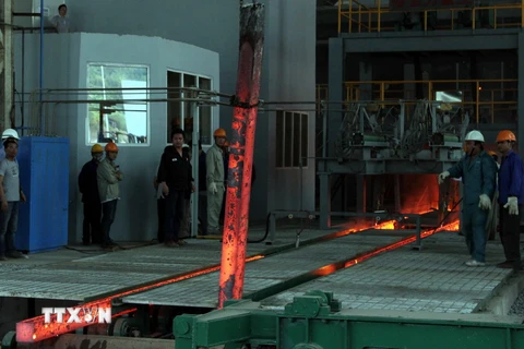 Những cây thép đầu tiên ra lò, đạt chuẩn về chất lượng của Công ty cổ phần Gang thép Cao Bằng thuộc Tổng Công ty Khoáng sản - Vinacomin. (Ảnh: Quốc Đạt/TTXVN)