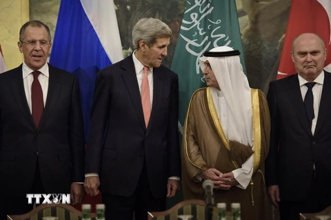Ngoại trưởng Mỹ John Kerry (thứ hai, trái) và Ngoại trưởng Nga Sergey Lavrov (trái). (Ảnh: AFP/TTXVN)