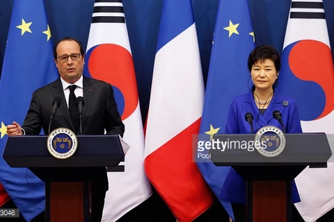 Tổng thống Hàn Quốc Park Geun-hye và Tổng thống Pháp Francois Hollande trong một cuộc họp báo chung tại Hàn Quốc. (Nguồn: gettyimages.ie)
