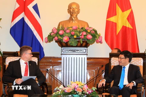 Phó Thủ tướng, Bộ trưởng Ngoại giao Phạm Bình Minh tiếp Bộ trưởng Ngoại giao và Ngoại thương Cộng hòa Iceland, Gunnar Bragi Sveinsson. (Ảnh: Thống Nhất/TTXVN)