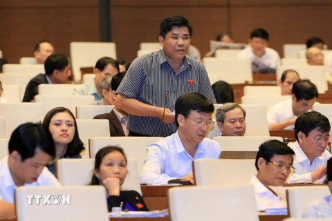 Đại biểu Quốc hội tỉnh Phú Yên Y Thông phát biểu ý kiến. (Ảnh: Doãn Tấn/TTXVN)