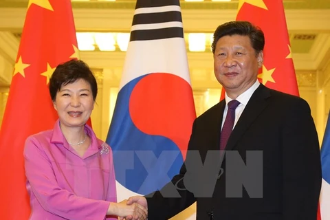 Chủ tịch Trung Quốc Tập Cận Bình và Tổng thống Hàn Quốc Park Geun Hye. (Ảnh: AFP/TTXVN) 