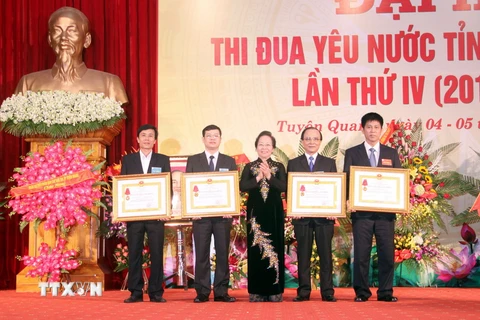 Phó Chủ tịch nước Nguyễn Thị Doan tặng Huân chương Lao động hạng nhất cho các cá nhân tại buổi lễ. (Ảnh: Quang Cường/TTXVN)