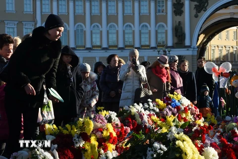 Tưởng niệm các nạn nhân vụ rơi máy bay ở bán đảo Sinai, Ai Cập, tại quảng trường St. Petersburg ngày 3/11 vừa qua. (Ảnh: AFP/TTXVN)