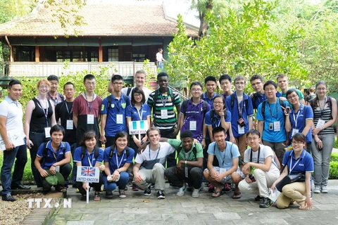 Học sinh dự Olympic Hóa học Quốc tế chụp ảnh lưu niệm tại Khu di tích Phủ Chủ tịch. (Ảnh: Nguyễn Bắc/TTXVN)