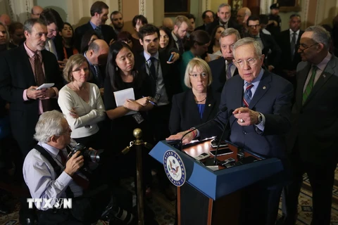 Lãnh đạo thiểu số Thượng viện Mỹ Harry Reid (phải) trong cuộc họp báo tại thủ đô Washington, Mỹ ngày 10/11. (Ảnh: AFP/TTXVN)