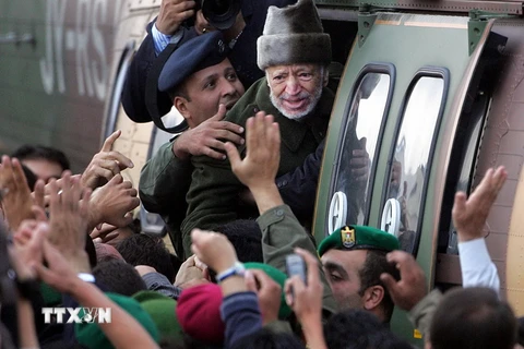 Nhà lãnh đạo Palestin Yasser Arafat tại thành phố Ramallah trước khi lên đường tới Pháp chữa bệnh ngày 29/10/2004. (Ảnh: AFP/TTXVN)