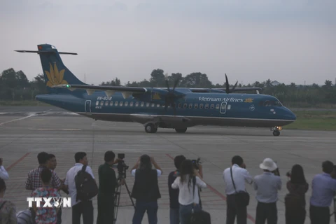 Máy bay ATR 72 số hiệu VN-B218 bay chặng Lâm Đồng-Cần Thơ đáp xuống sân bay Cần Thơ. (Ảnh: Duy Khương/TTXVN)