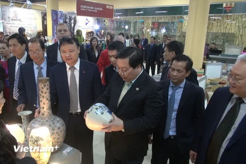 Thứ trưởng Đỗ Thắng Hải và Đại sứ Nguyễn Thanh Sơn thăm gian hàng gốm Bát Tràng. (Ảnh: Duy Trinh-Quang Vinh/Vietnam+)