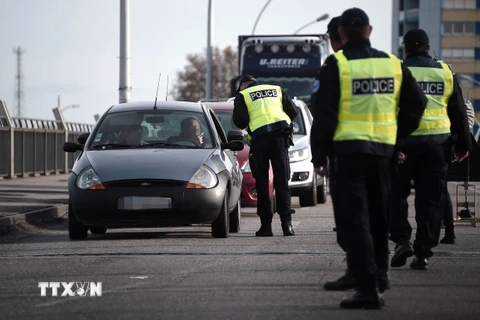 Cảnh sát Pháp kiểm tra các phương tiện tại khu vực "Cầu châu Âu" nằm giữa Strasbourg và Kehl sau các vụ tấn công ở Paris, ngày 14/11. (Ảnh: AFP/TTXVN)