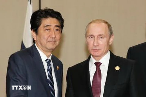 Tổng thống Nga Vladimir Putin và Thủ tướng Nhật Bản Sindzo Abe. (Ảnh: Kyodo/TTXVN)