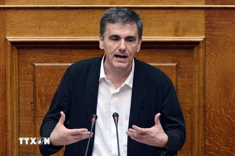 Bộ trưởng Tài chính Hy Lạp Euclid Tsakalotos phát biểu tại phiên họp Quốc hội ở Athens. (Ảnh: AFP/TTXVN)