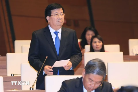 Bộ trưởng Bộ Xây dựng Trịnh Đình Dũng trả lời chất vấn của các đại biểu Quốc hội. (Ảnh: Doãn Tấn/TTXVN)