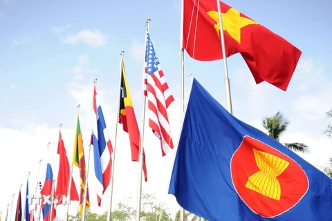 Kéo cờ ASEAN. (Ảnh: AFP/TTXVN)