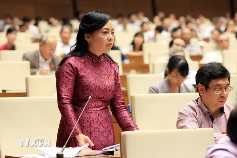 Bộ trưởng Y tế Nguyễn Thị Kim Tiến trả lời câu hỏi chất vấn của đại biểu Quốc hội. (Ảnh: Doãn Tấn/TTXVN)