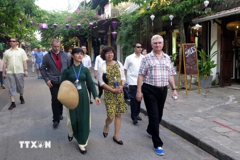 Ngài Chủ tịch và phu nhân cùng đoàn thăm quan phố cổ Hội An. (Ảnh: Nguyễn Sơn/TTXVN)